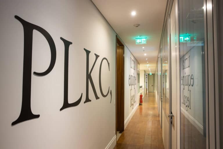 corredor salas do escritório PLKC Advogados
